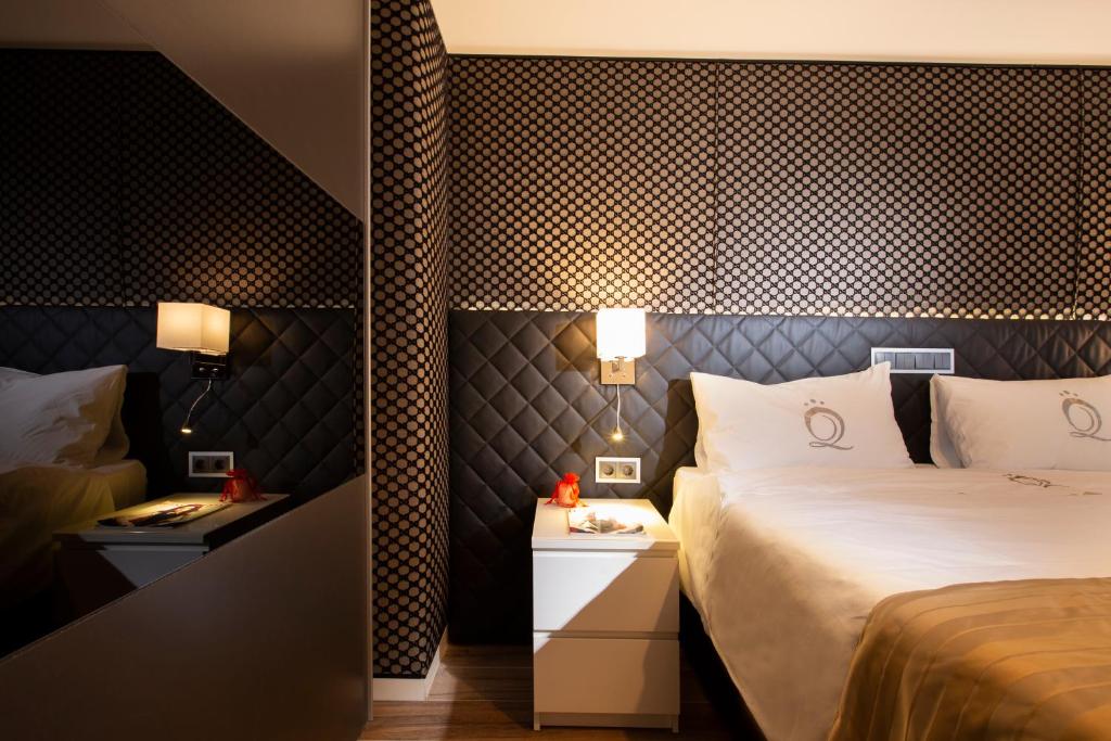 Postel nebo postele na pokoji v ubytování The Queen Luxury Apartments - Villa Carlotta