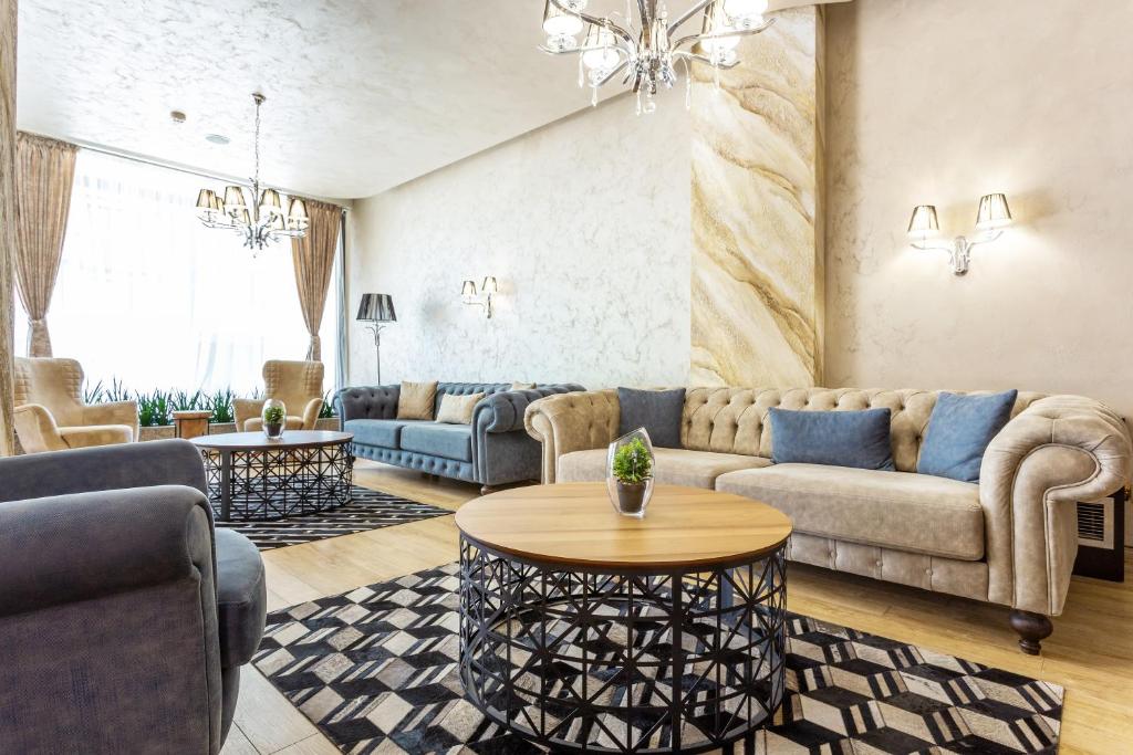 ein Wohnzimmer mit Sofas und einem Tisch in der Unterkunft City Avenue Hotel by HMG-Free Parking-Free Wi-Fi in Sofia