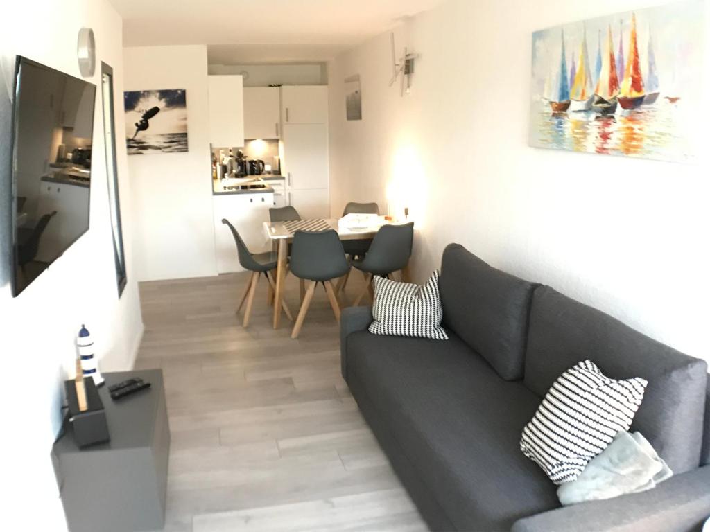 uma sala de estar com um sofá e uma mesa em Ferienwohnung Steffi Marina Wendtorf em Wendtorf