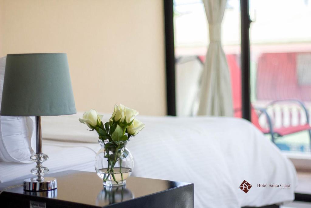 Postel nebo postele na pokoji v ubytování Hotel Santa Clara