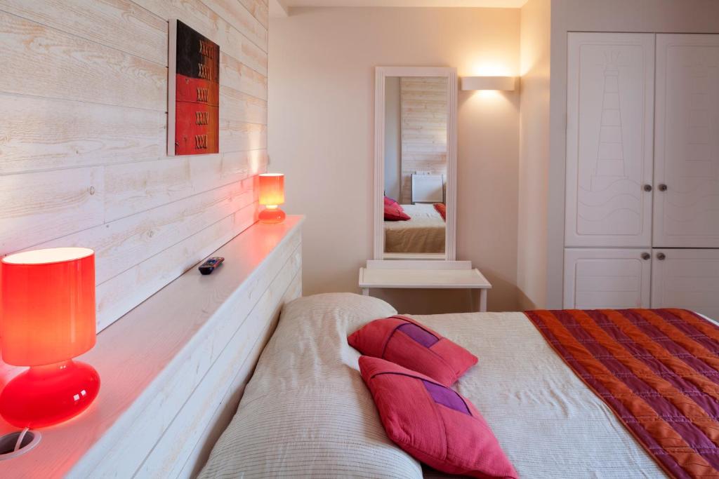 Postel nebo postele na pokoji v ubytování Logis Hôtel Vent d'Iroise