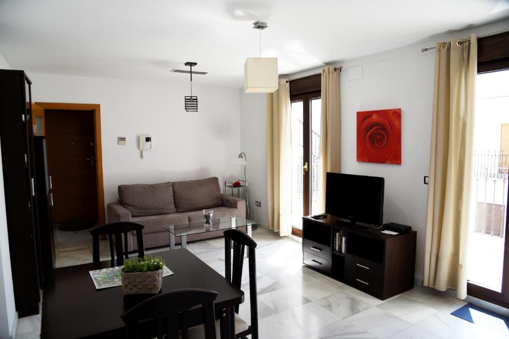 salon ze stołem i kanapą w obiekcie Modern Atico, Close Macarena/Sevilla center w Sewilli