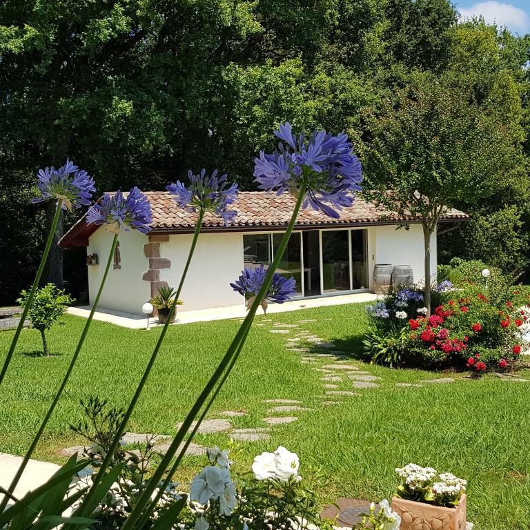 a house with purple flowers in the yard at Maison d hotes Lapitxuri in Arcangues