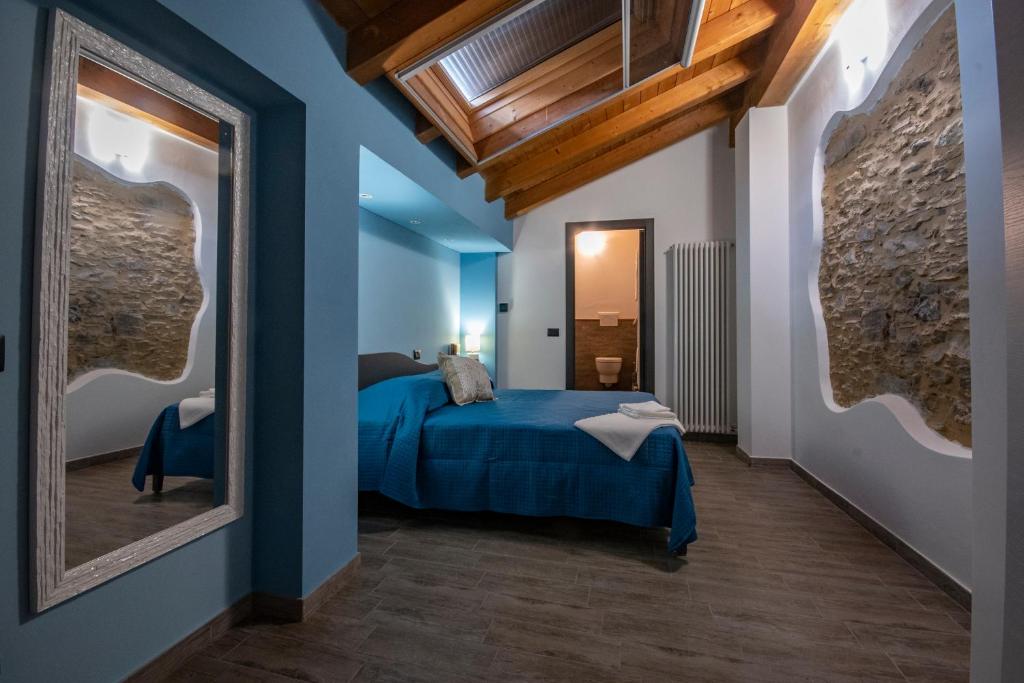 una camera da letto con pareti blu e un letto blu di Agriturismo De Ferrari a Onzo