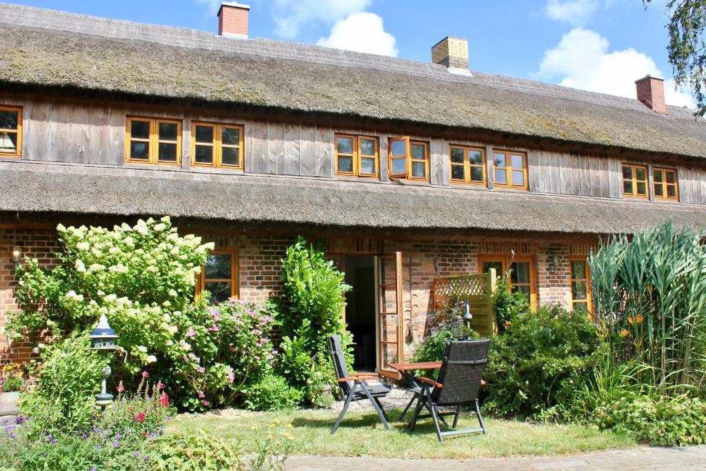 an old house with a table and chairs in front of it at Kleine Auszeit in Kluis