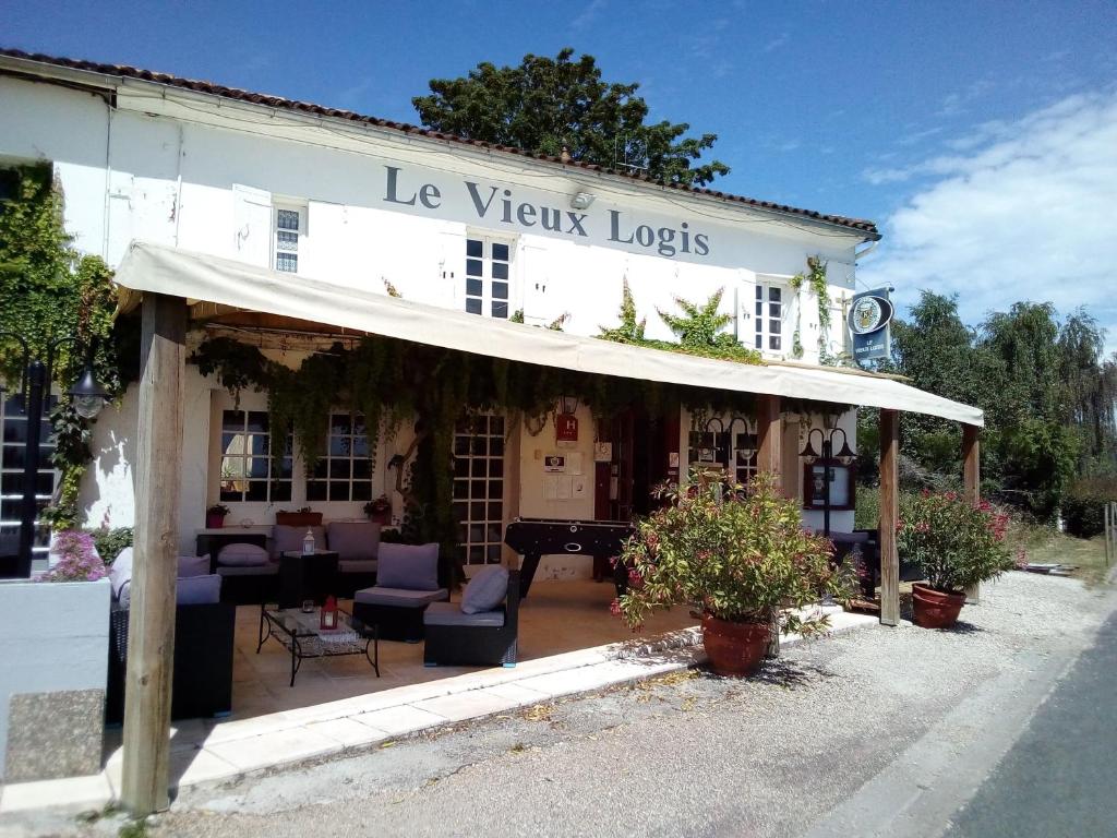 a building with a sign that reads ice view licks at Le Vieux Logis de Clam in Clam