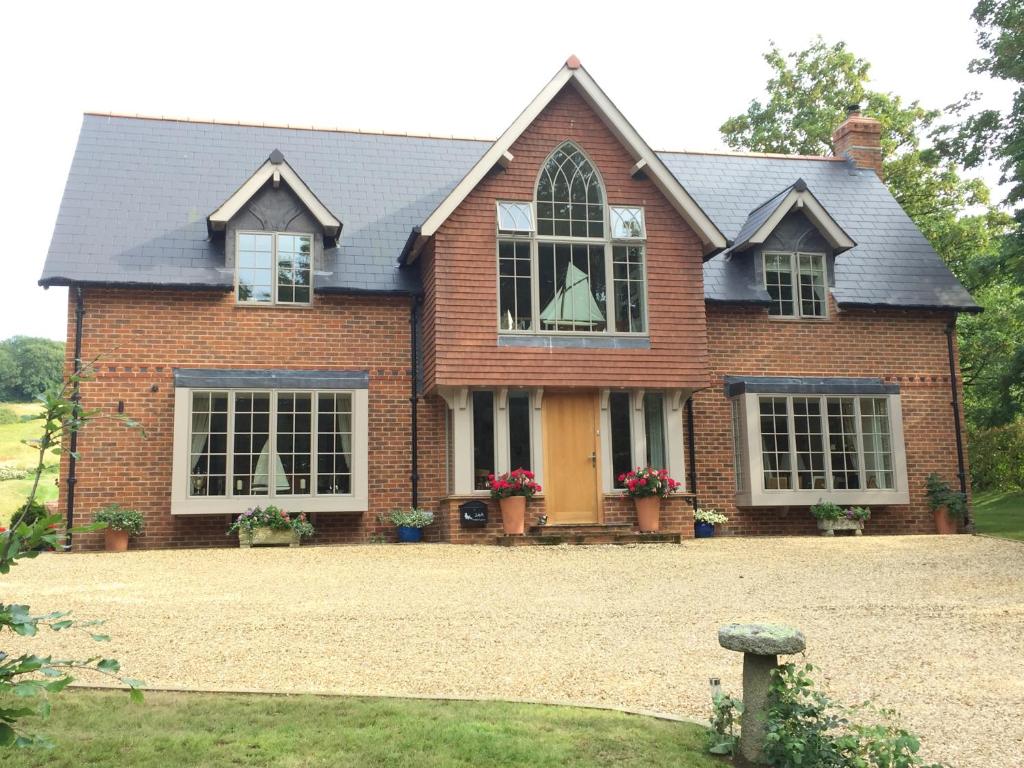 uma casa de tijolos com janelas e um quintal em Martlets B&B em Shanklin