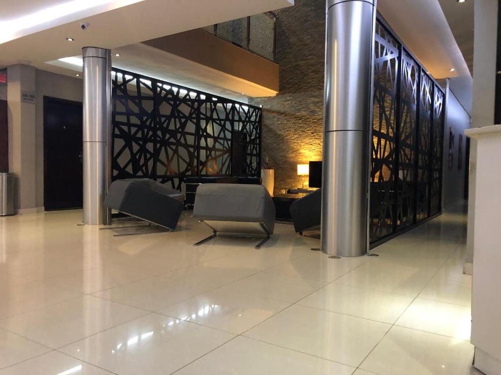 Hotel Amirana في شيمويو: لوبي وكراسي وطاولة في مبنى