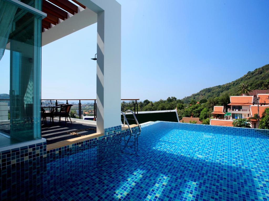 einen Pool mit Blick auf ein Haus in der Unterkunft Kata Sea View Villas in Kata Beach