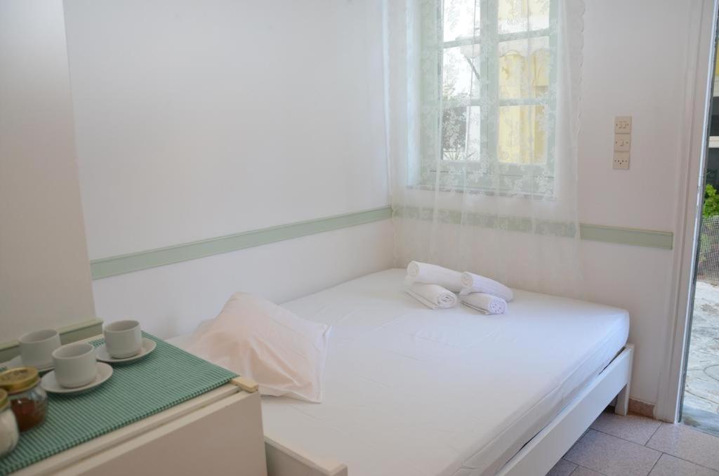 Postel nebo postele na pokoji v ubytování Aegli Rooms