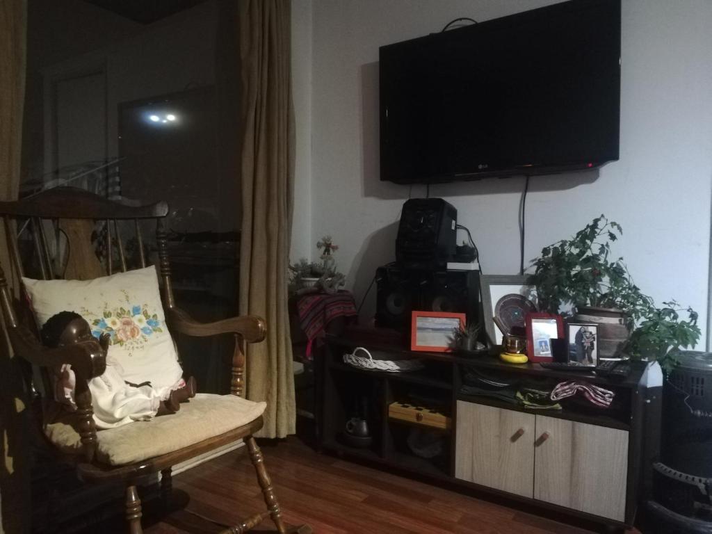 Televiisor ja/või meelelahutuskeskus majutusasutuses UNA HABITACIÓN PRIVADA con BAÑO PRIVADO en CENTRO HISTÓRICO