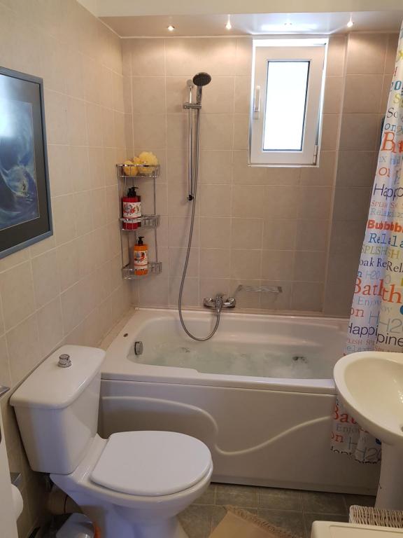 Kúpeľňa v ubytovaní 'Seaside Paradise' Elegant Apartment in Nea Makri
