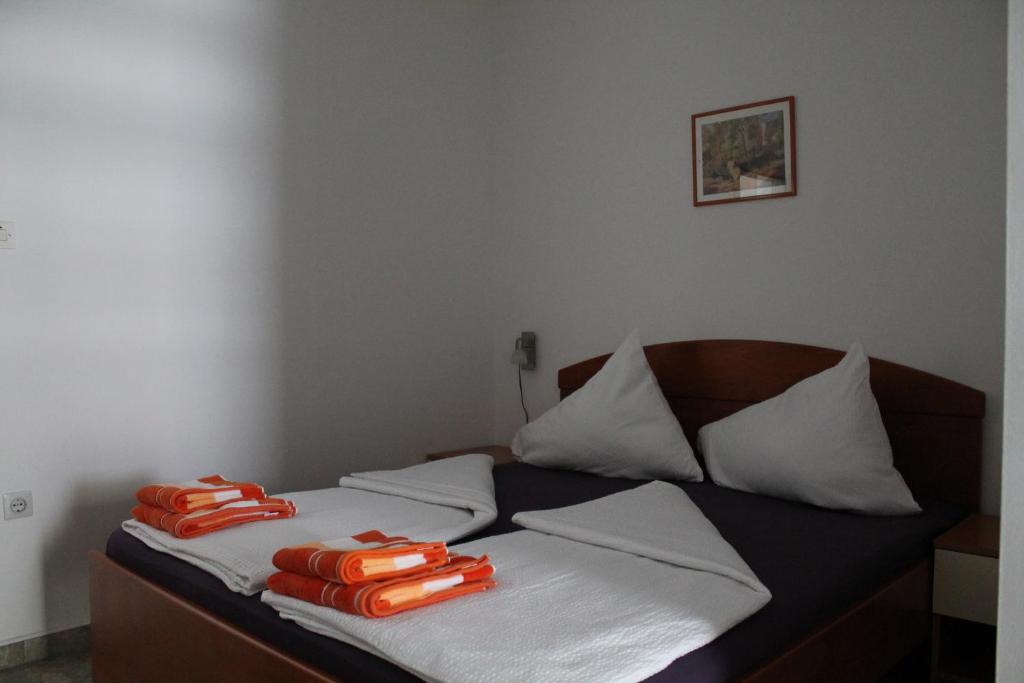 Posteľ alebo postele v izbe v ubytovaní Apartmani Atila Damir