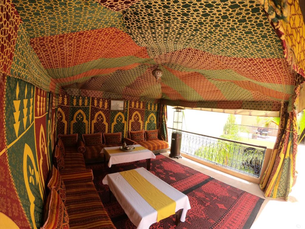 une salle de train avec un lit et une fenêtre dans l'établissement Les Rêves De Marrakech, à Marrakech