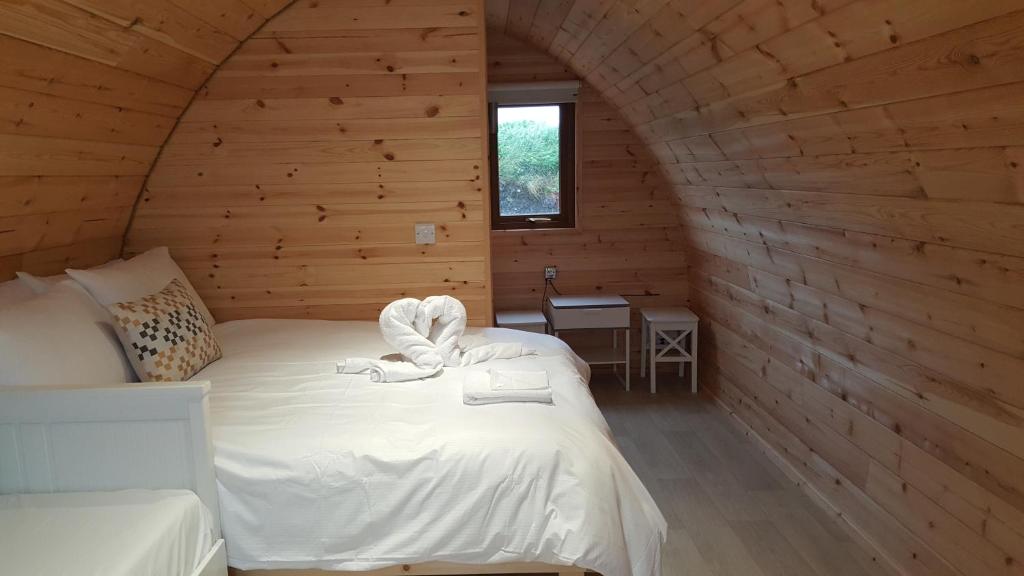 Letto o letti in una camera di Geraghtys Farmyard Pods