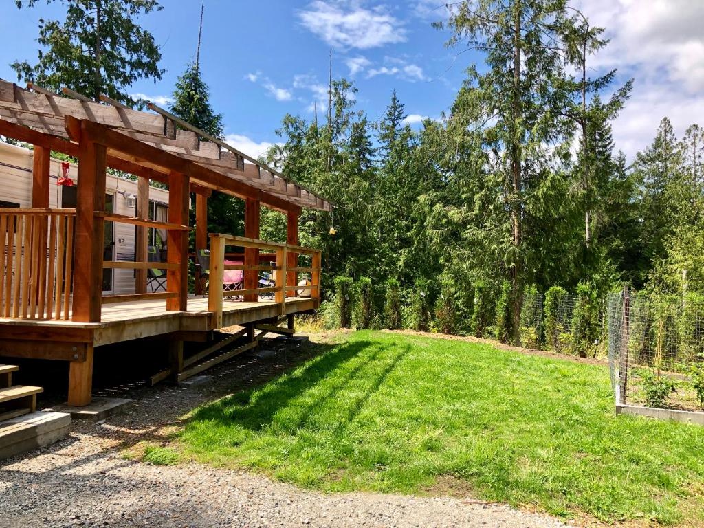Aed väljaspool majutusasutust Garden Bay Hideaway - Glamping & RV