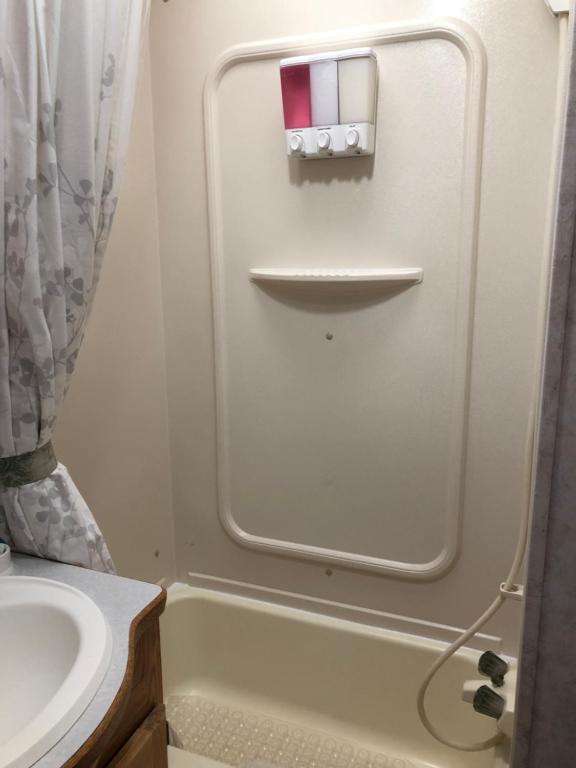 Vannituba majutusasutuses Garden Bay Hideaway - Glamping & RV