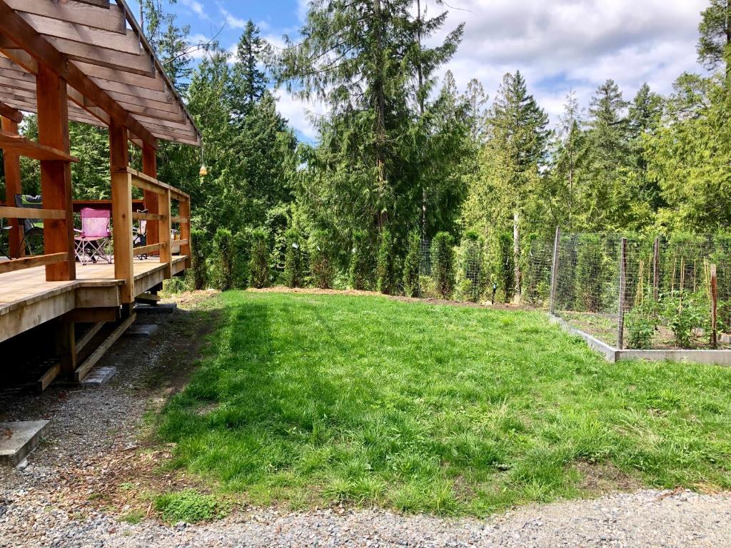 Aed väljaspool majutusasutust Garden Bay Hideaway - Glamping & RV