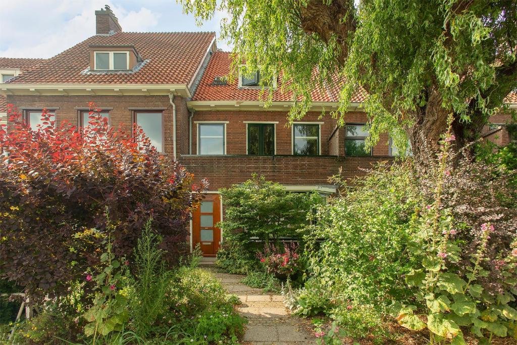 une maison avec un jardin en face dans l'établissement Residentie Blijdorp, à Rotterdam