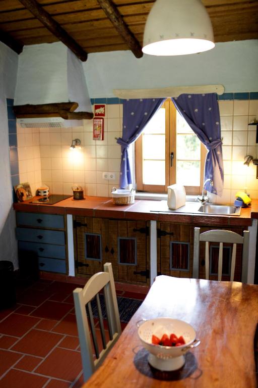 Kuchyň nebo kuchyňský kout v ubytování Casa Da Seiceira