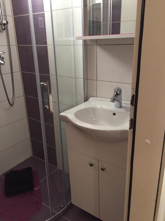 Kúpeľňa v ubytovaní Apartmani Atila Damir