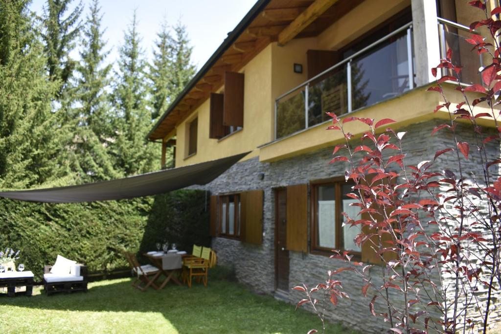 a house with a patio with a table and chairs at Casa en la Molina in La Molina