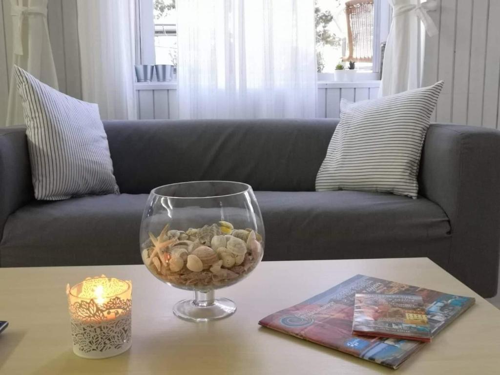 een woonkamer met een tafel met een vaas van rotsen bij Hotel Rania in Loutra Edipsou