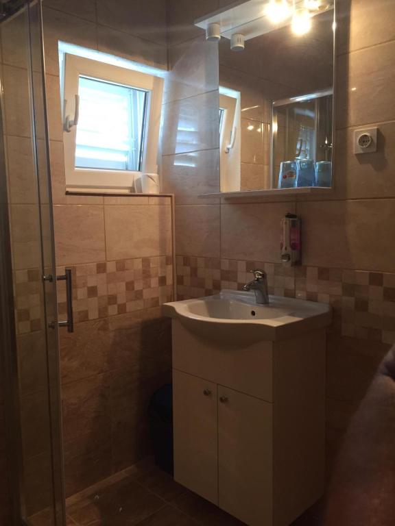 Kúpeľňa v ubytovaní Apartmani Atila Damir