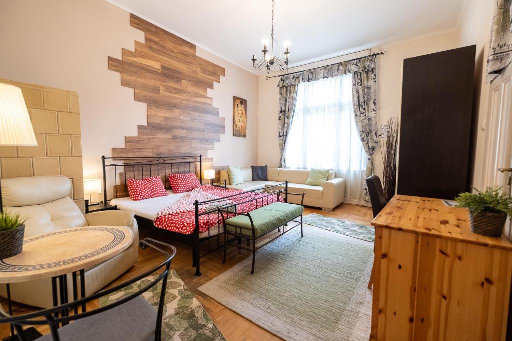 un soggiorno con divano e tavolo di Acacia Hostel a Budapest