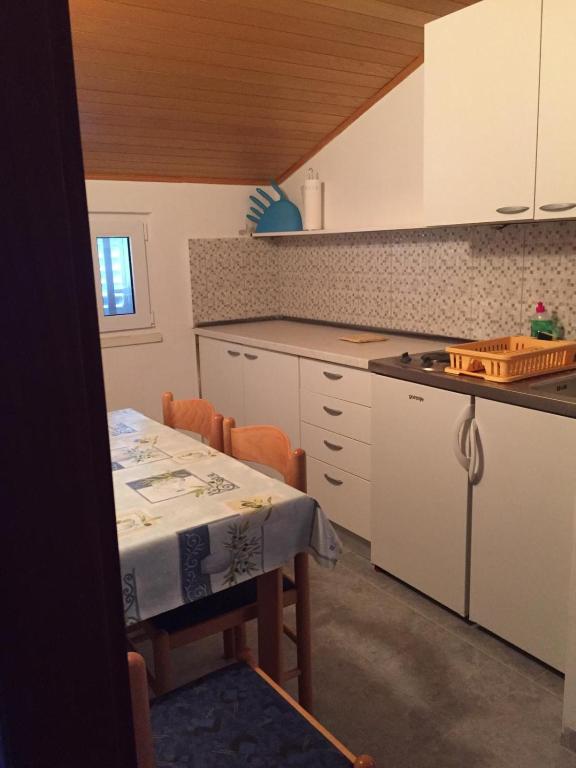 Kuchyňa alebo kuchynka v ubytovaní Apartmani Atila Damir