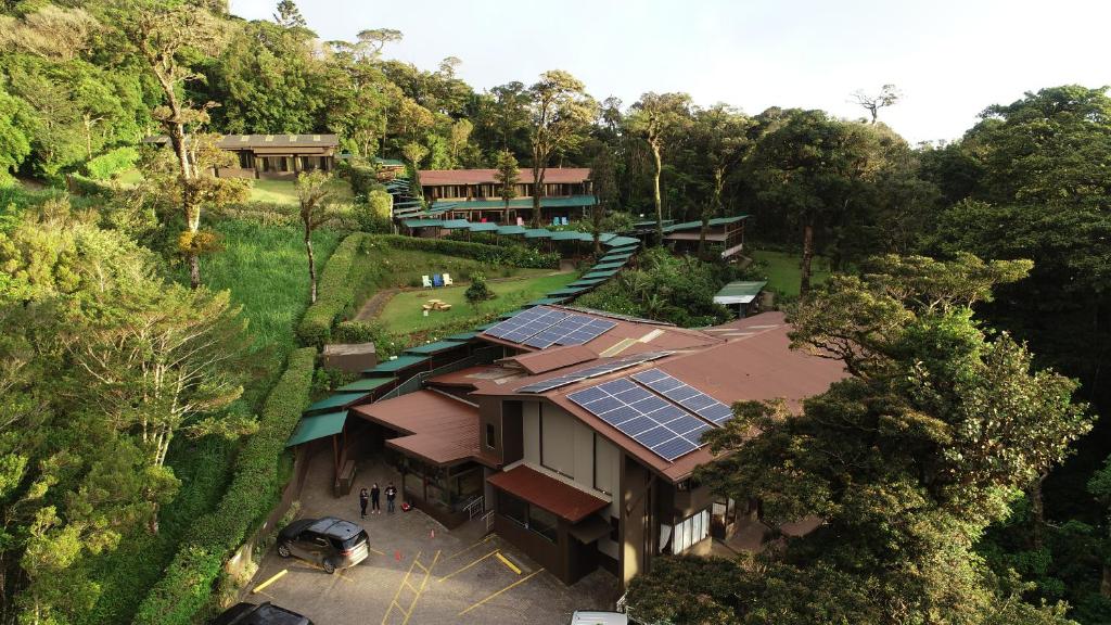una vista aérea de una casa con paneles solares. en Trapp Family Lodge Monteverde, en Monteverde