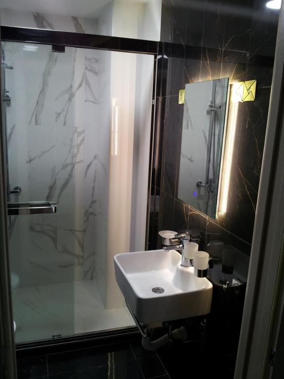 a bathroom with a sink and a shower at Apartmani MITIĆ in Veliko Gradište