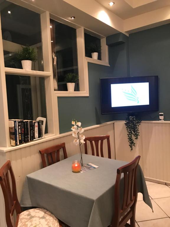 TV a/nebo společenská místnost v ubytování Hotel Karagianni