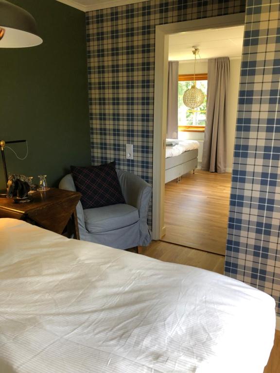 Postel nebo postele na pokoji v ubytování Bjälbo Gästhus B&B