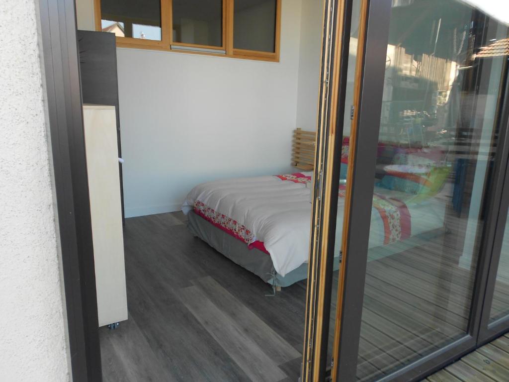 a mirror in a room with a bed at Gîte De La Ferme in Gundolsheim