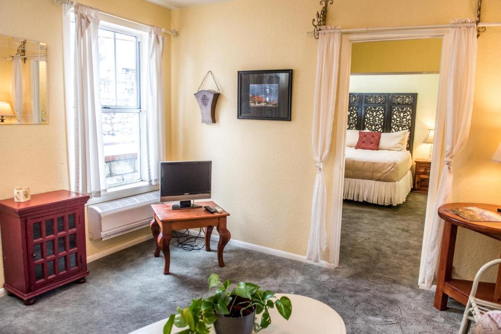 Postel nebo postele na pokoji v ubytování Jonquil Motel