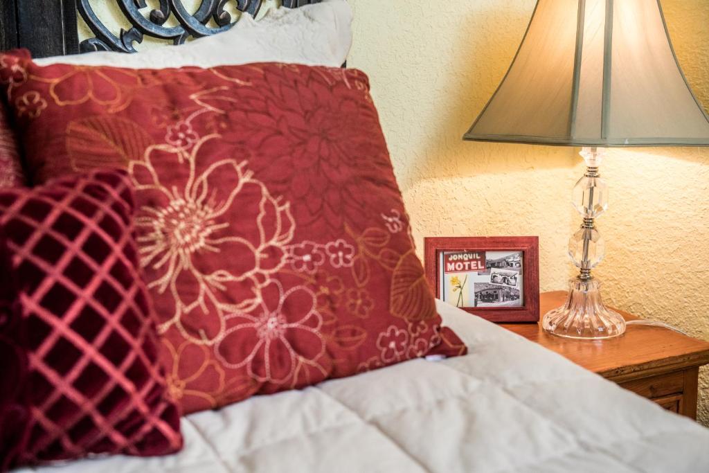 Postel nebo postele na pokoji v ubytování Jonquil Motel
