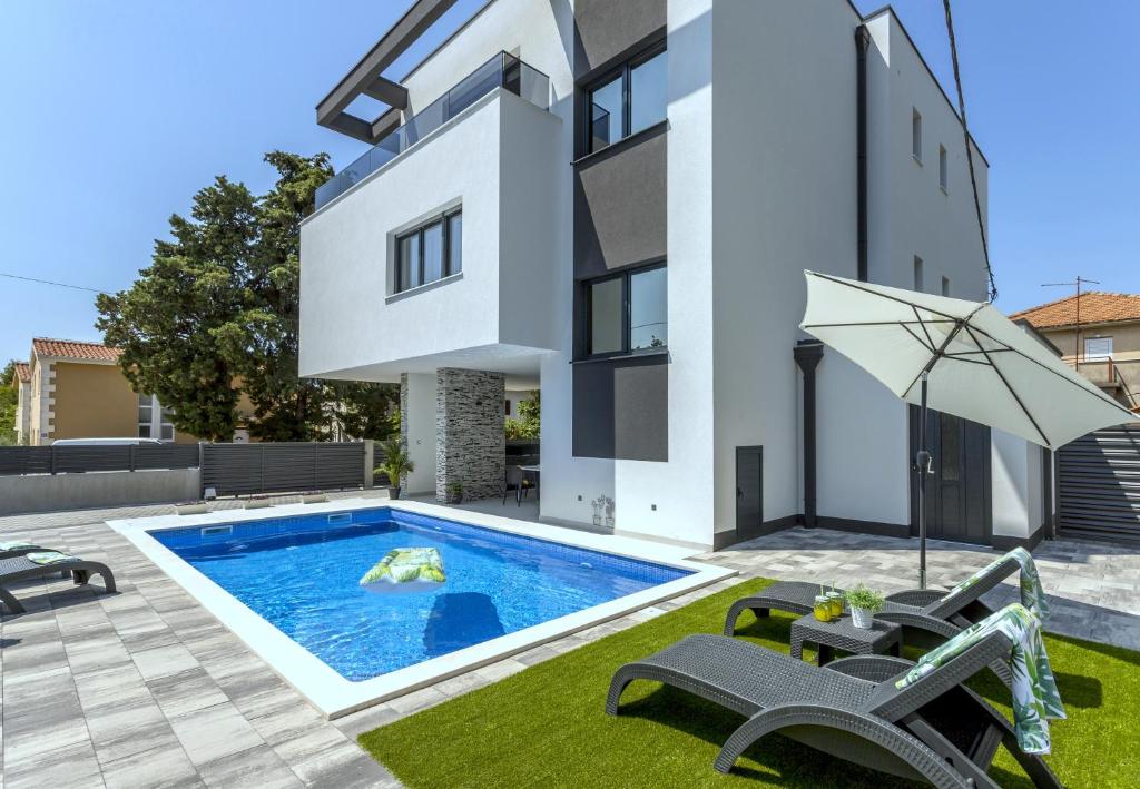 Bazen u objektu VILLA EMA KASTELA with private heated pool ili u blizini