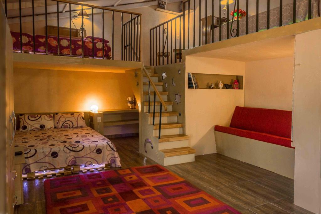 sypialnia z łóżkiem piętrowym i schodami w obiekcie Vacaciones Aregua (Casa Pablo) w mieście Areguá