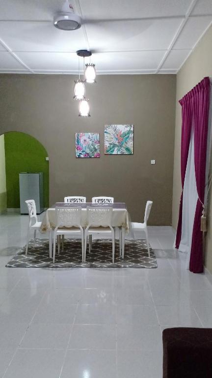 Posezení v ubytování TEBiNG Guest House Taman Negara Malaysia Kuala Tahan