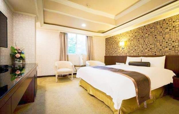 台北的住宿－上華旅館，酒店客房设有一张大床和一台电视。