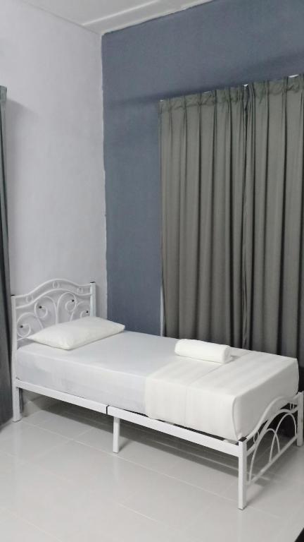 Postel nebo postele na pokoji v ubytování TEBiNG Guest House Taman Negara Malaysia Kuala Tahan