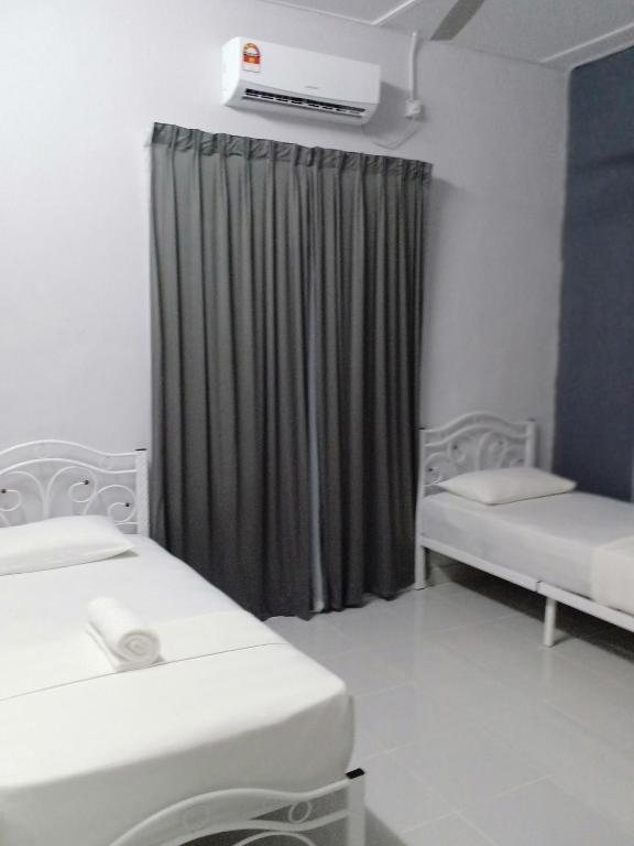 Postel nebo postele na pokoji v ubytování TEBiNG Guest House Taman Negara Malaysia Kuala Tahan