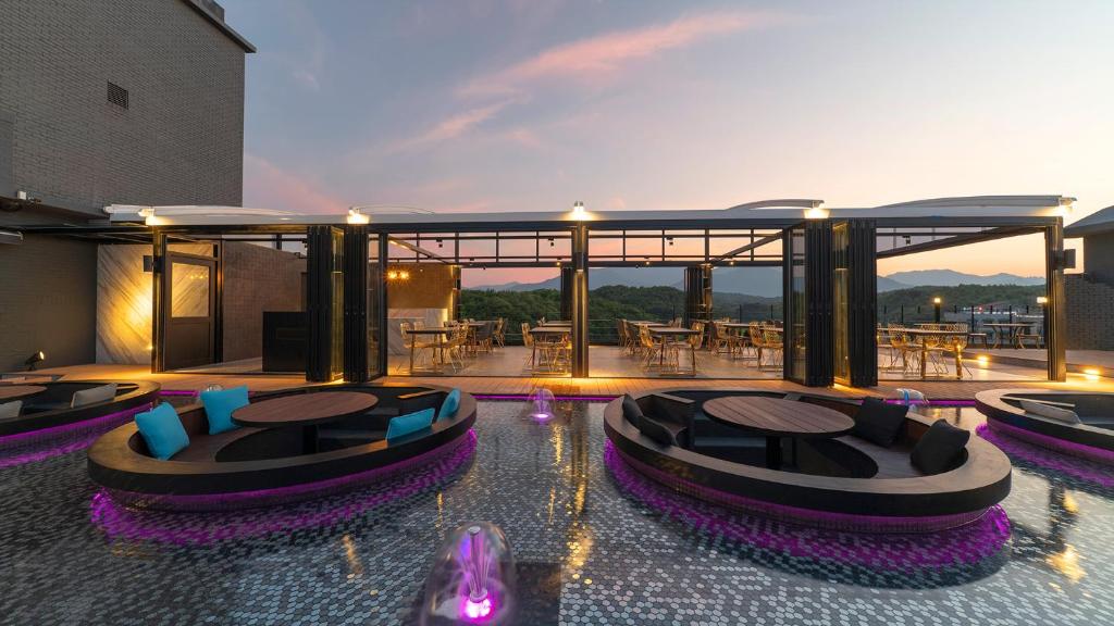 Bazén v ubytování Two Y Hotel nebo v jeho okolí