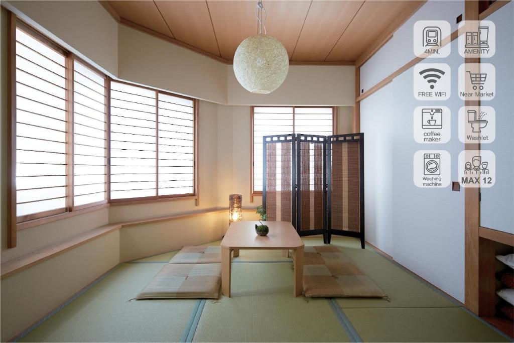 Habitación con mesa y algunas ventanas. en SHINJUKU 5-ROOM Family house, en Tokio
