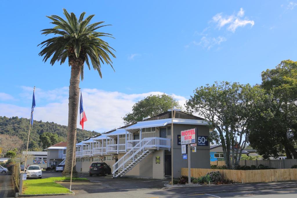 una palma di fronte a un motel di Motel Six a Whangarei