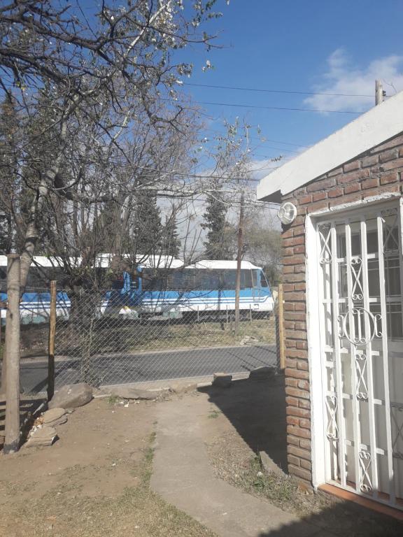 ein Gebäude mit einem Tor mit einem Zug im Hintergrund in der Unterkunft Santorini Bed en Córdoba in Cordoba