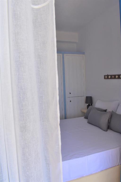Postel nebo postele na pokoji v ubytování Arsinoi Apartments