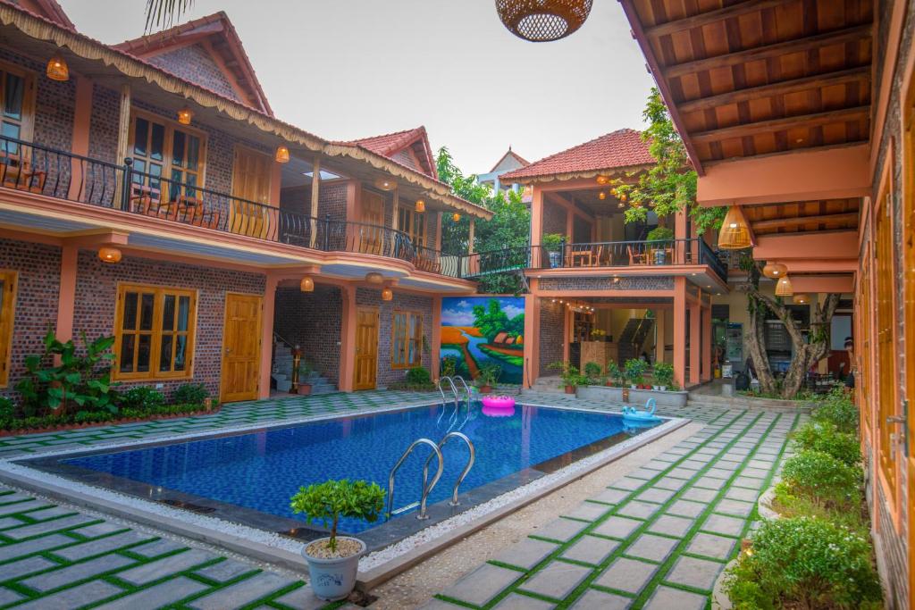 Bazén v ubytování Tam Coc Summer Bungalow nebo v jeho okolí