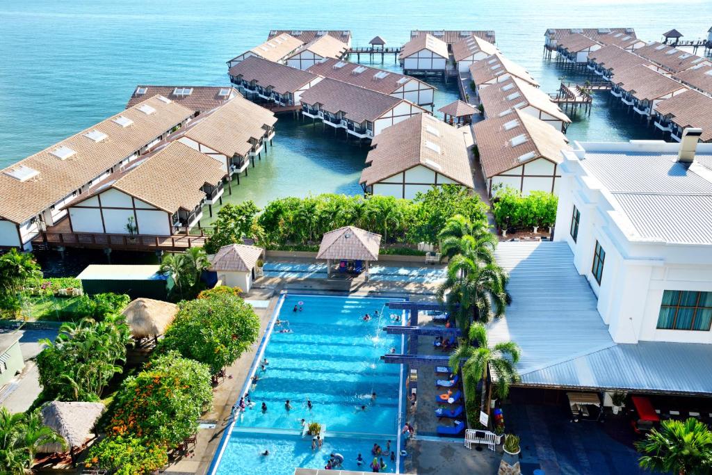 een luchtzicht op een zwembad in een resort bij Lexis Port Dickson in Port Dickson